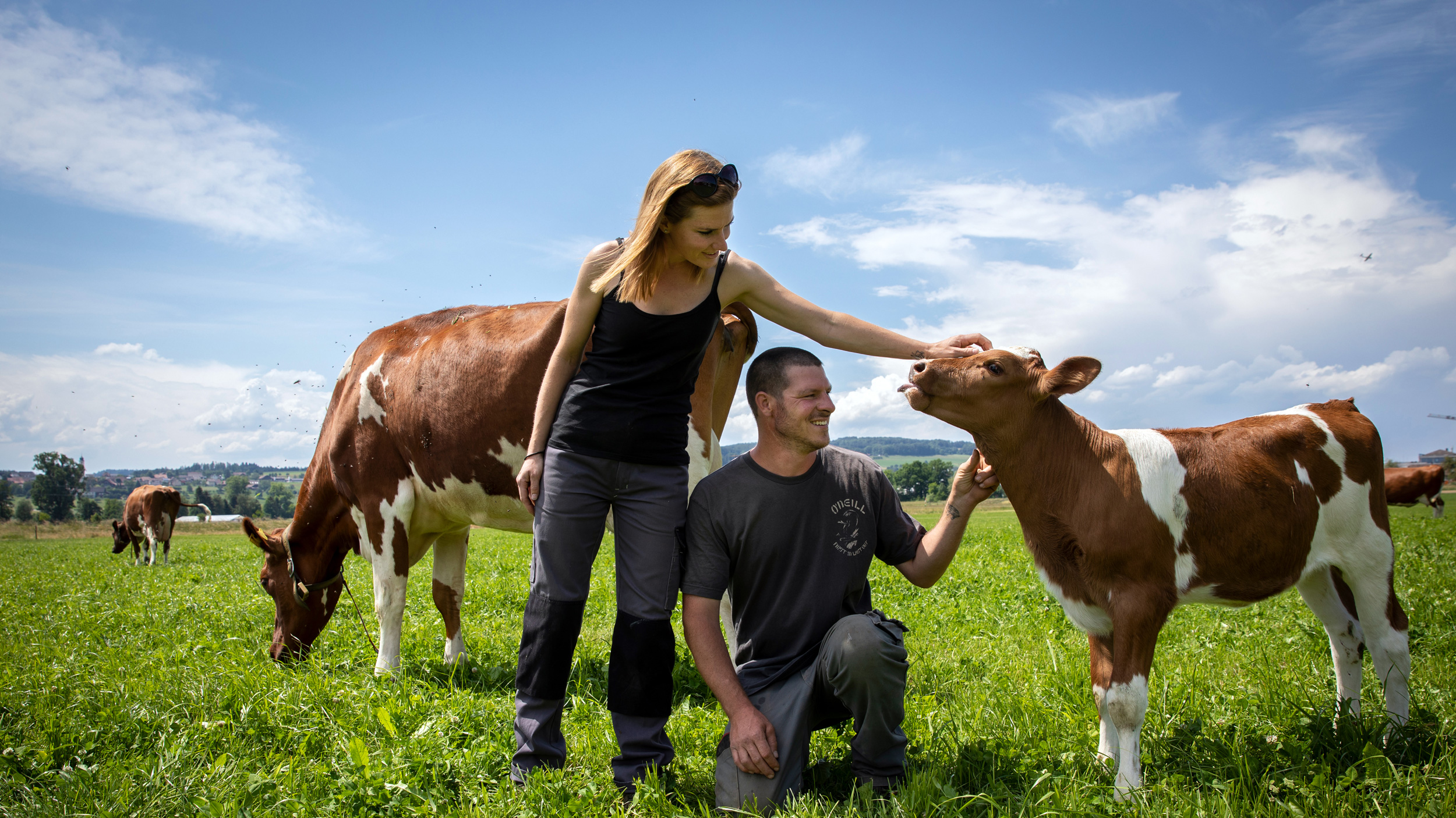 Lebenshof Aurelio: Claudia und Beat mit Kalb auf der Weide